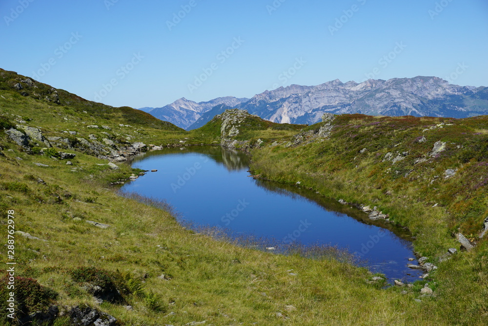 kleiner natürlicher Bergsee in den Tiroler Alpen