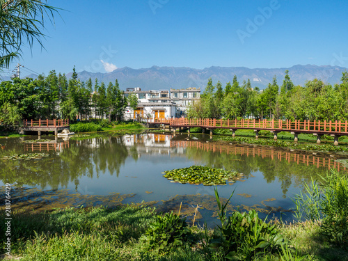 Fototapeta Naklejka Na Ścianę i Meble -  Shore of a small Lake at a park in the city of Dali (Yunnan province - China).