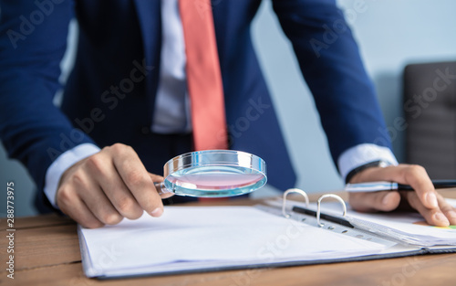 Fényképezés businessman looking with a magnifier