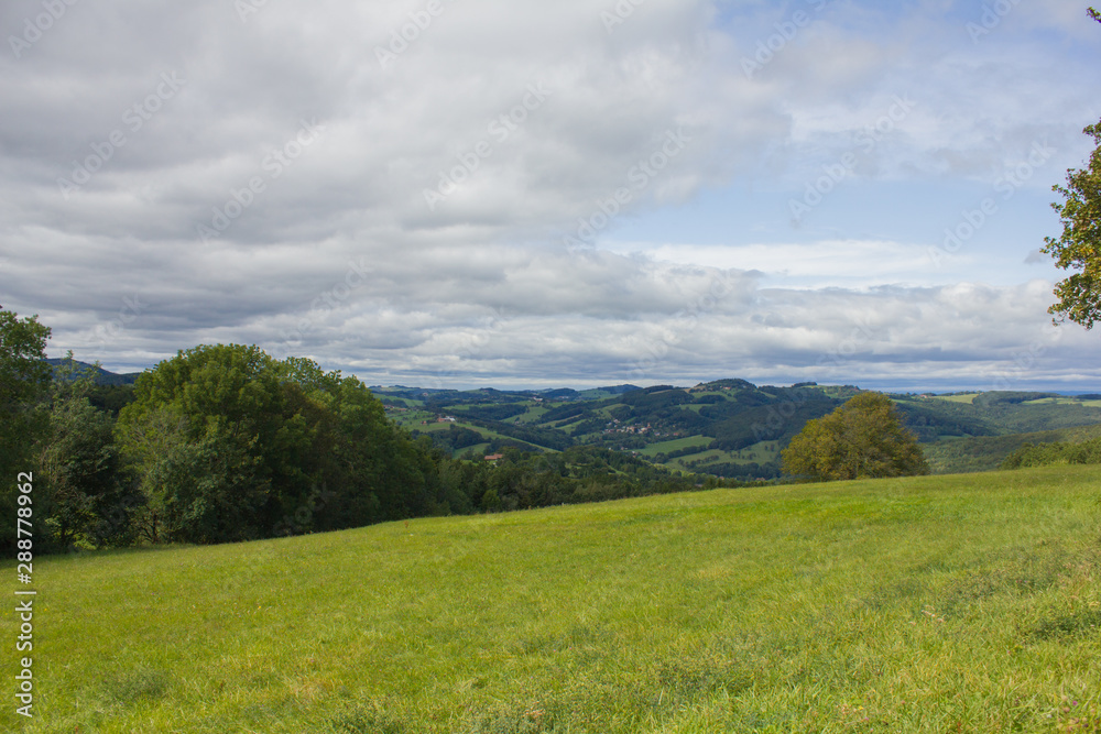 Voralpen Landschaft Wienerwald mit Wiese und Wolken Voralpen Landschaft Wienerwald mit Wiese und Wolken