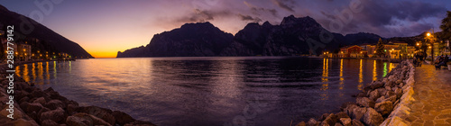 Panorámica del anochecer en Tórbole sobre el Lago de Garda en Italia, invierno Navidad de 2018