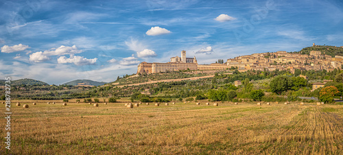 Fotografie Panoramic view of the Assisi (Italy) and the Basilica of San Francesco