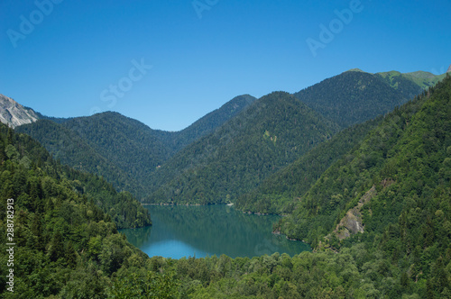 Fototapeta Naklejka Na Ścianę i Meble -  Panoramic view on mountain lake in front of mountain range.