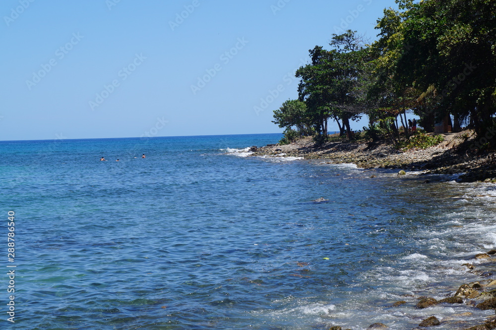 playa azul con lindo cielo azul, paisaje vacacional, piedras  