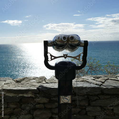 Visore binoculare a gettoni sulla torre del Castello dei Doria a Vernazza. Cinque terre. Italia