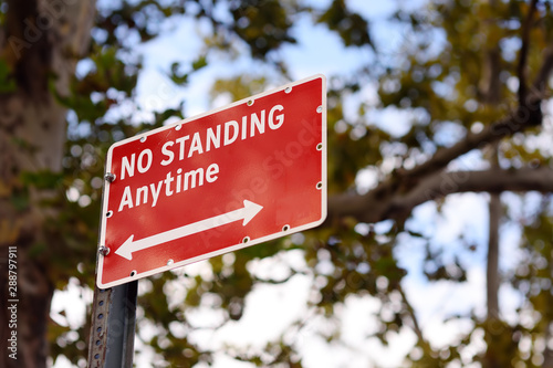 Foto Prohibitive traffic sign in New York City. No standing anytime.