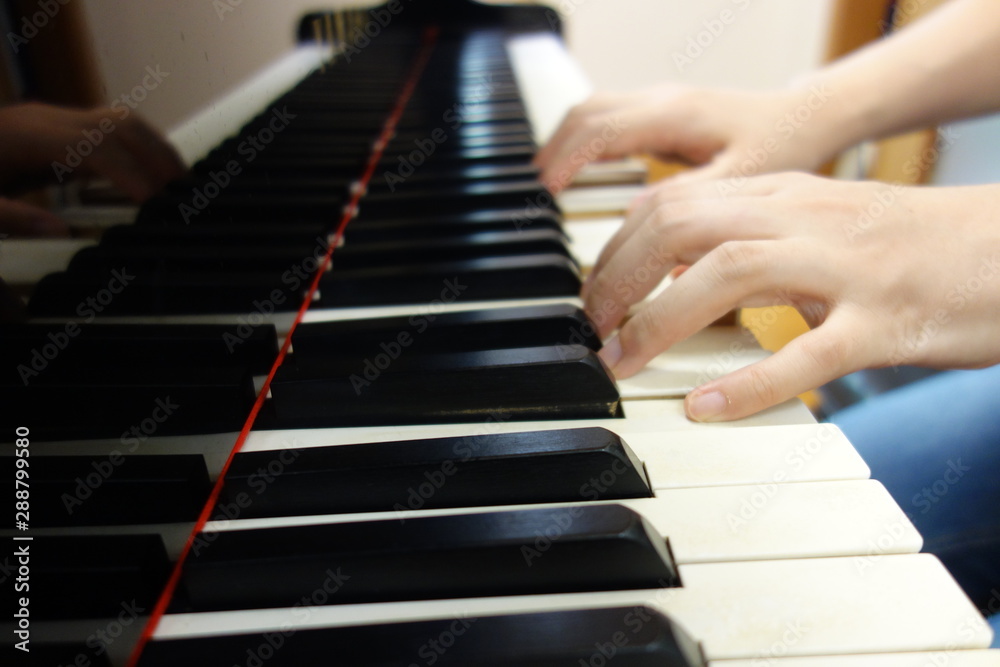 Fototapeta premium グランドピアノを弾く