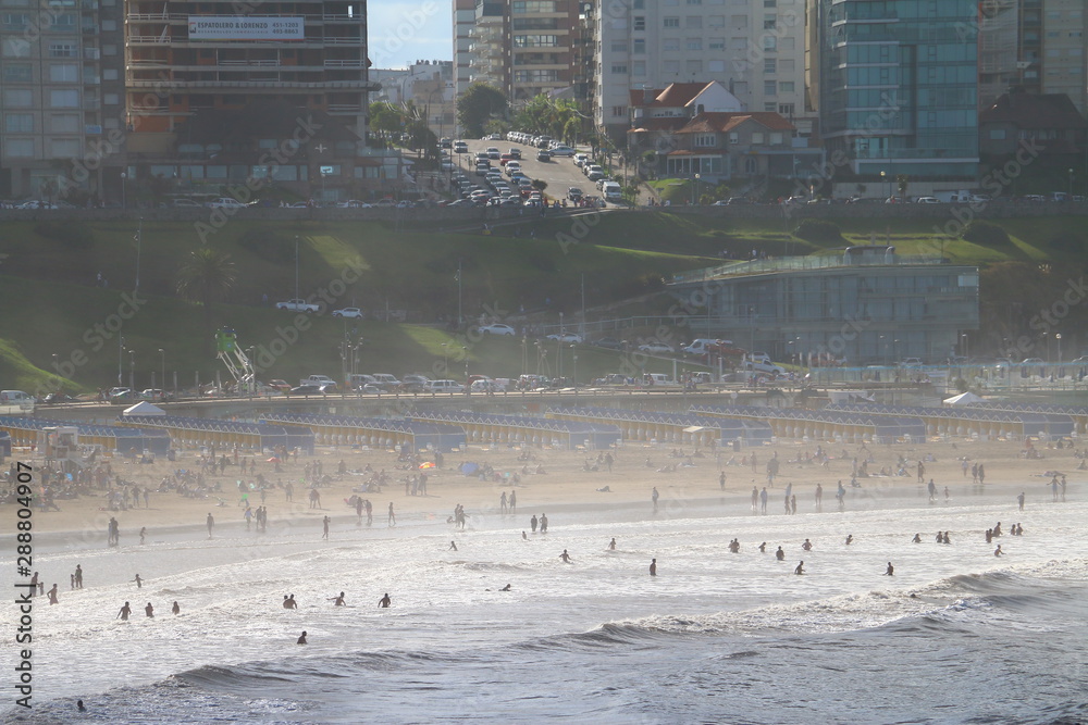 Ciudad de Mar del Plata, Argentina en verano. Playas con olas llenas de gente Ciudad de Mar del Plata, Argentina en verano. Playas con olas llenas de gente