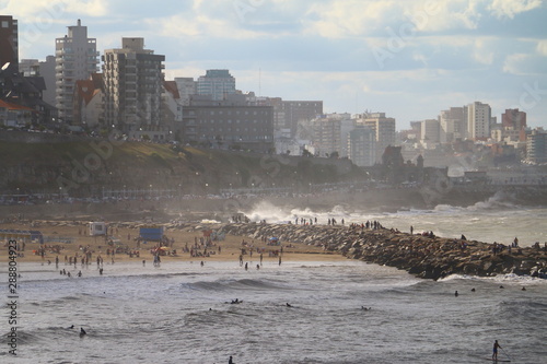 Ciudad de Mar del Plata, Argentina en verano. Playas con olas llenas de gente