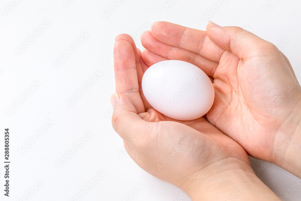 女性の手で持った卵 egg 女性の手で持った卵 egg