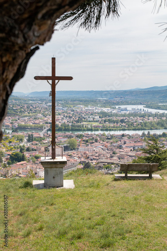 Vue sur Condrieu depuis le vignoble photo