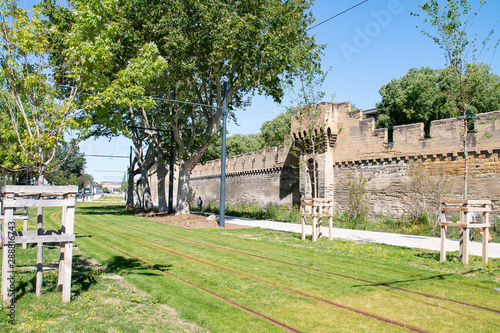 Remparts et tramways d'Avignon photo