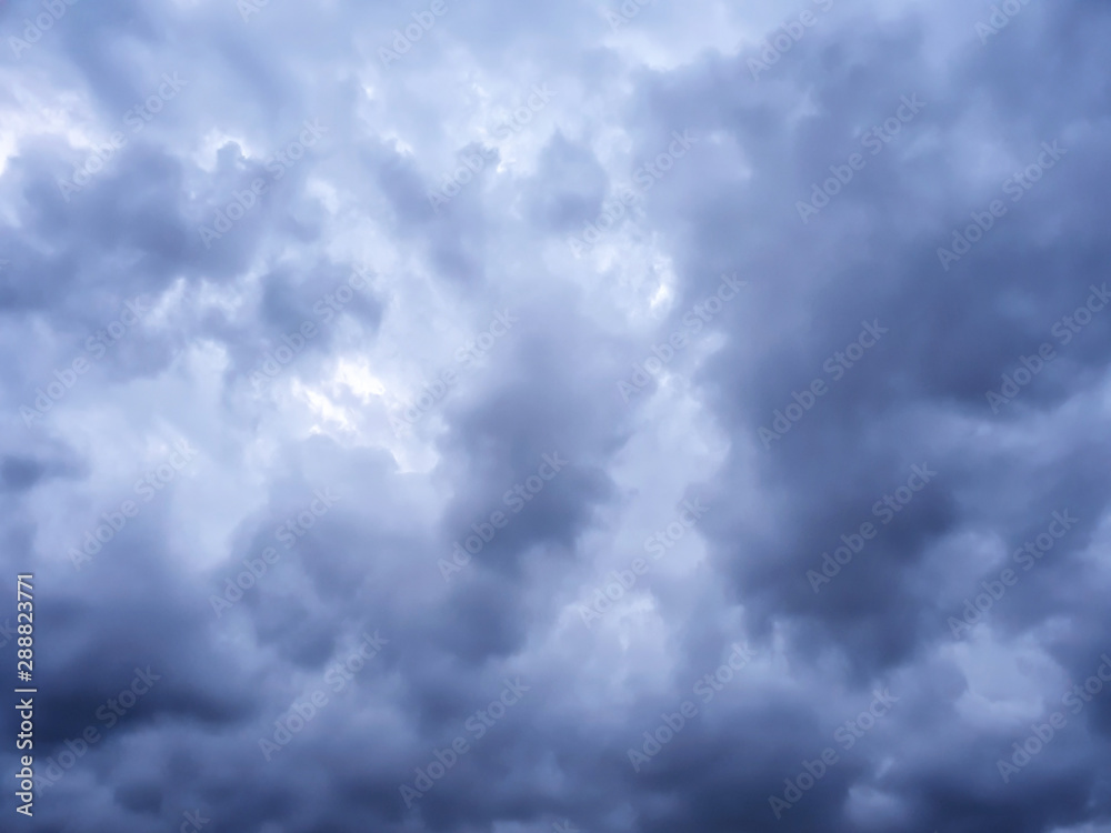 Obraz premium It is going to rain.Many white clouds in the sky.Should carry a stick umbrella. Imagine a picture of a cloud looking like a haze