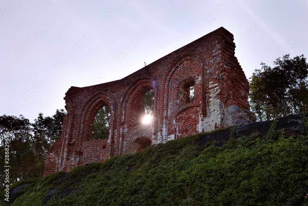 Ruiny kościoła w Trzęsaczu – pozostałość po wybudowanym na przełomie XIV i XV wieku gotyckim kościele pw. św. Mikołaja. Świątynia pierwotnie wzniesiona w odległości ok. 1,8-2 km od brzegu