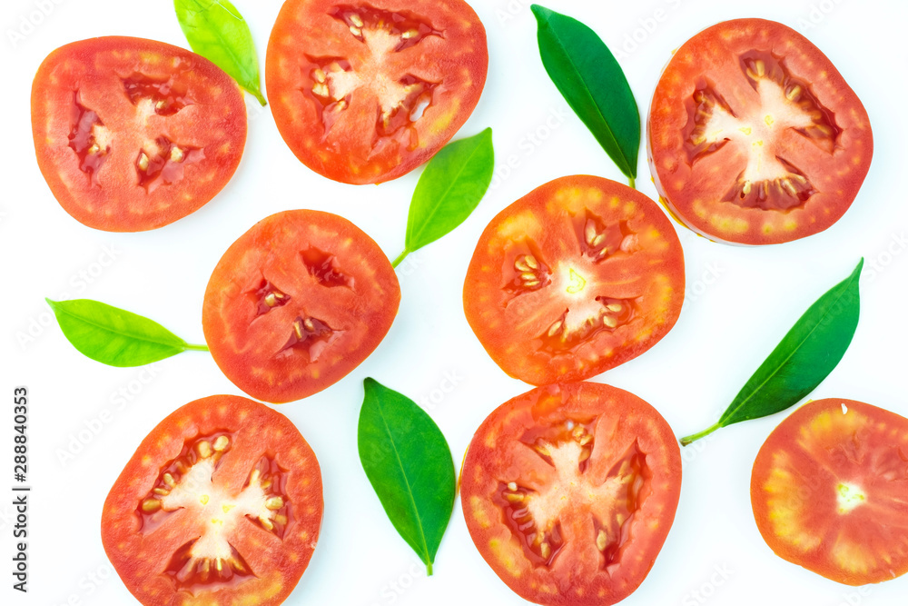 Naklejka premium Pattern of fresh juicy sliced tomato with green leaves on white background.