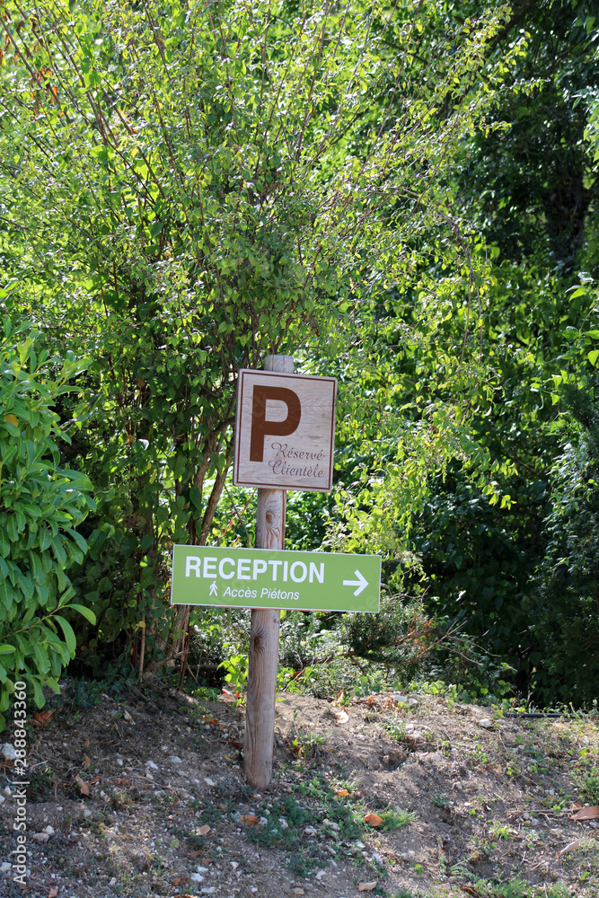 Panneau en bois Parking et panneau en bois réception, nature. Panneau en bois Parking et panneau en bois réception, nature.