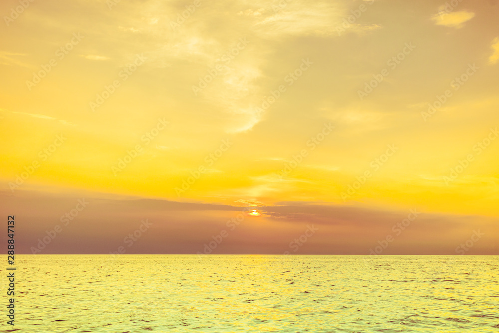 Obraz premium Baltic sea sunset horizon and cloudy sky