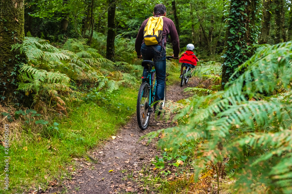 Un père et son fils font du vélo