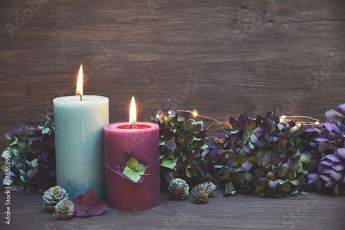 Herbstlicher oder Weihnachtlicher Hintergrund mit Kerzen und Hortensien Bl  ten