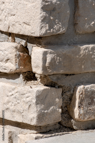 Mur en pierre fissuré, cassé, sécheresse