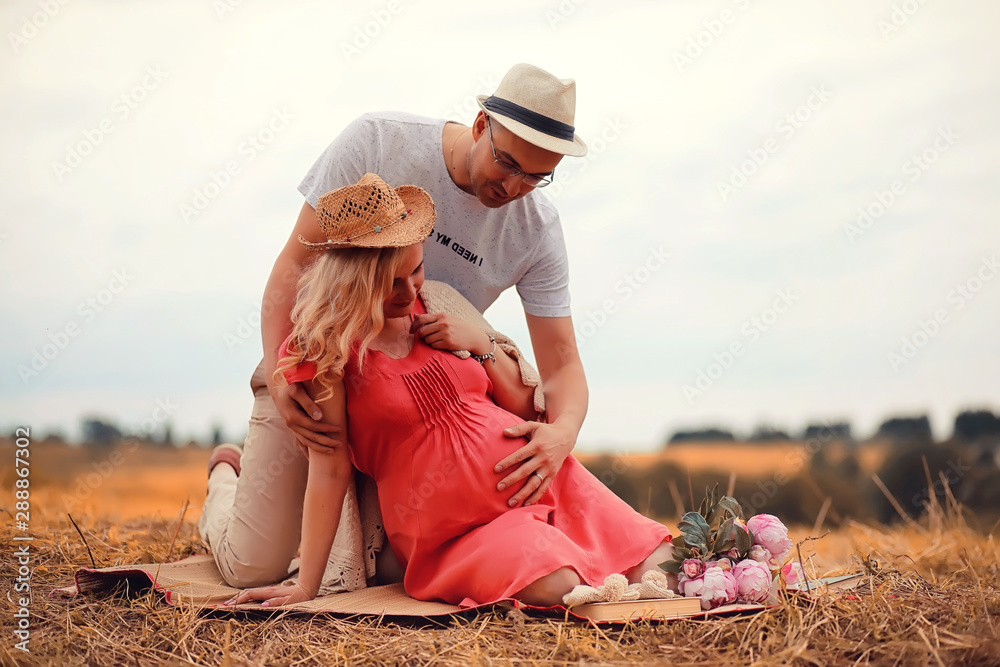 Obraz premium Autumn young pregnant girl on a date