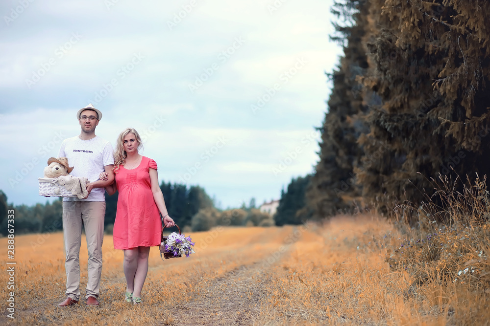 Fototapeta premium Autumn young pregnant girl on a date