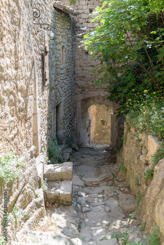 Fototapeta Naklejka Na Ścianę i Meble -  Narrow alley in Oppede le Vieux village in France
