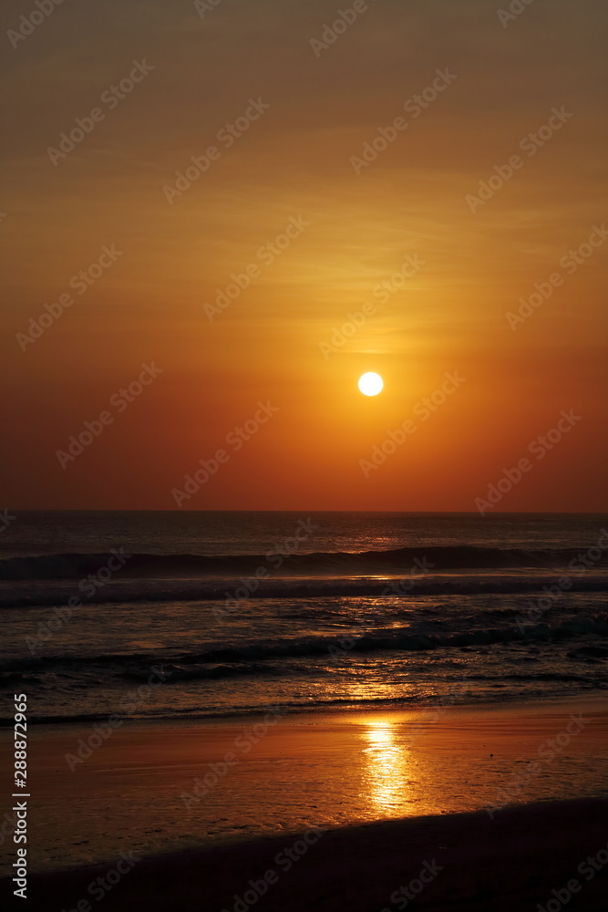 夕焼けに染まったバリ島のビーチ