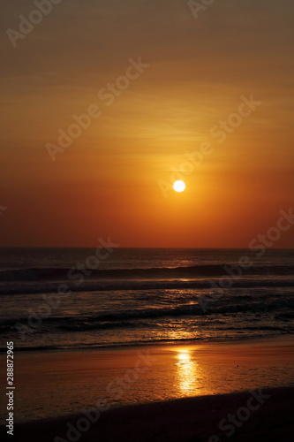 夕焼けに染まったバリ島のビーチ © Takeru