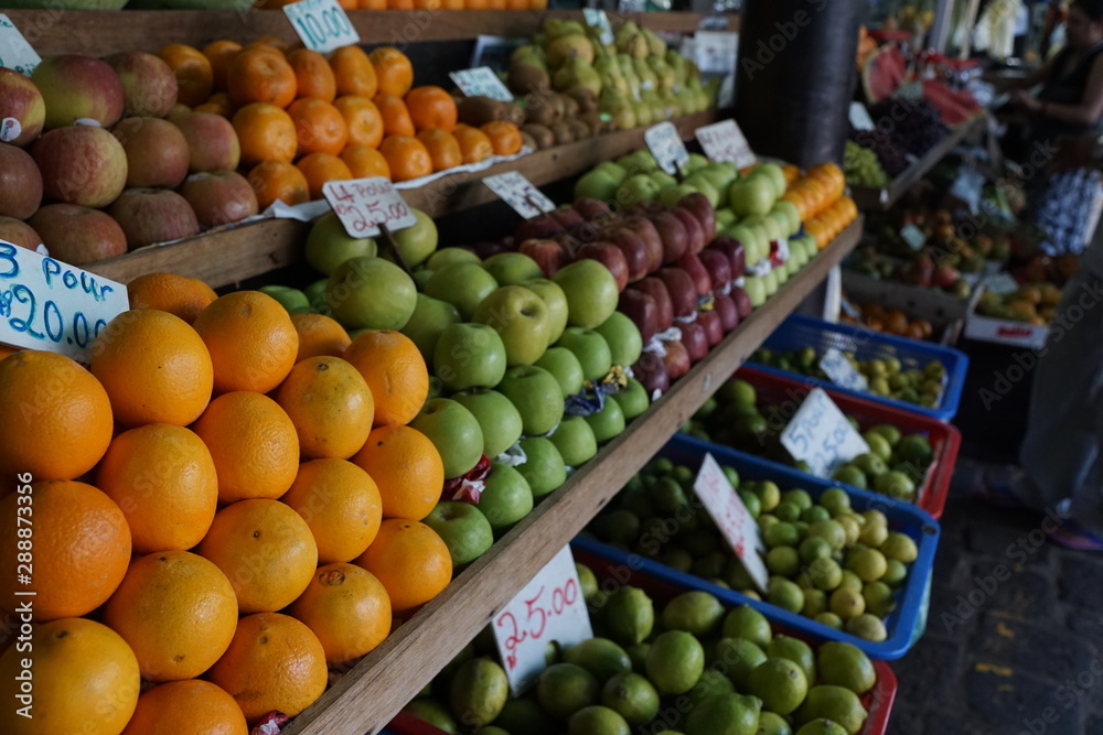 Zitrusfrüchte und vitamine auf einem martk auf mauritius