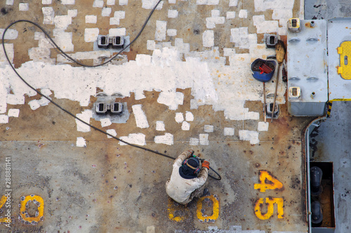 Εκτύπωση καμβά Seaman working on deck view from above