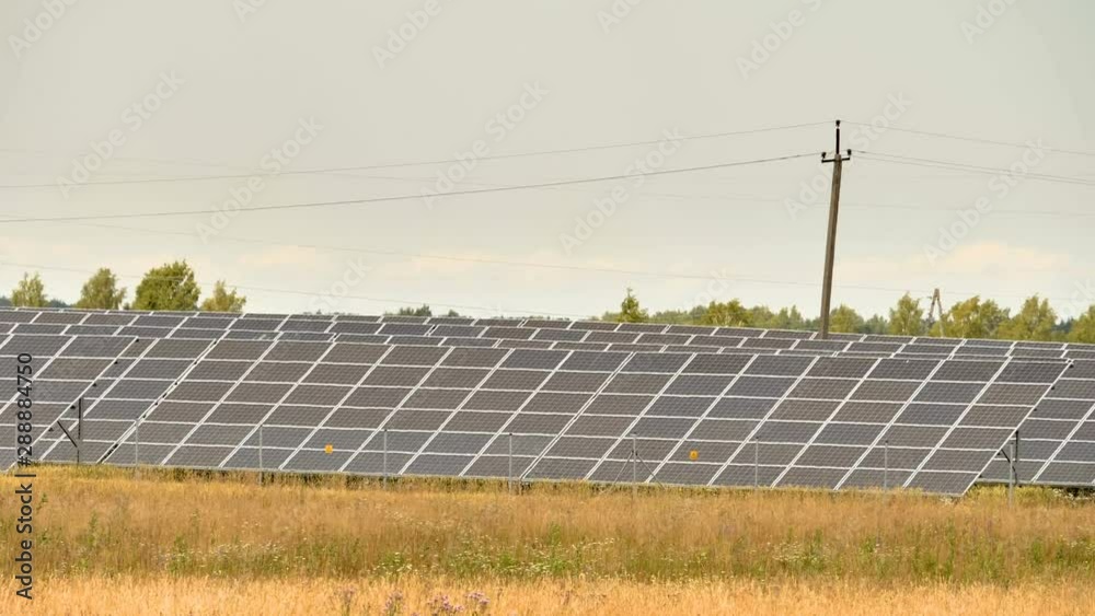 24346_Lots_of_solar_panels_on_the_side_of_the_field.mov 24346_Lots_of_solar_panels_on_the_side_of_the_field.mov