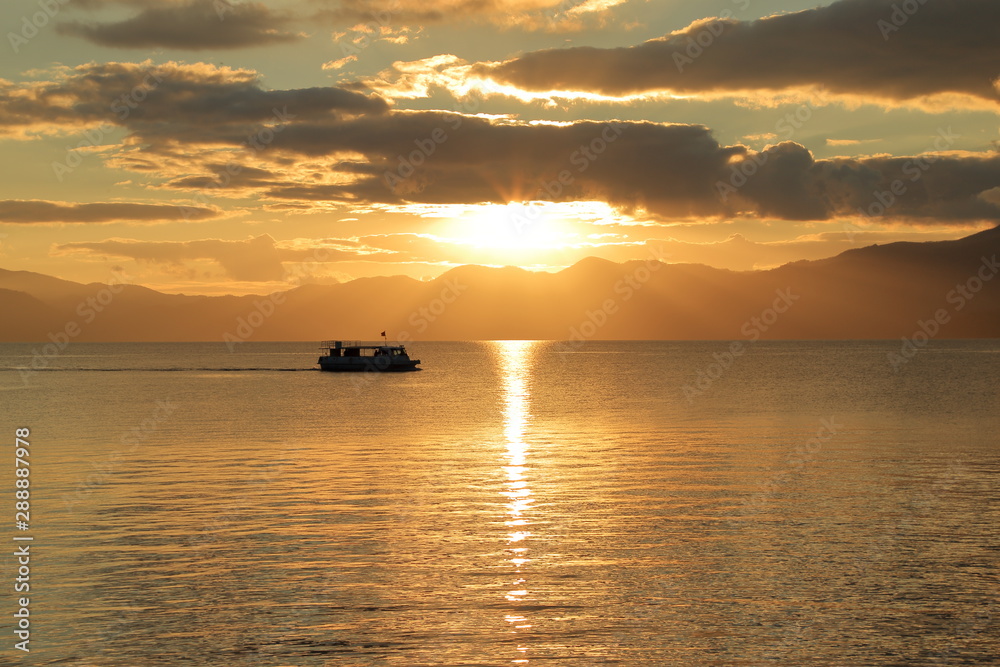 秋、夕暮れの支笏湖と夕日 ( Evening view at Lake Shikotsu, Chitose, Hokkaido, Japan )