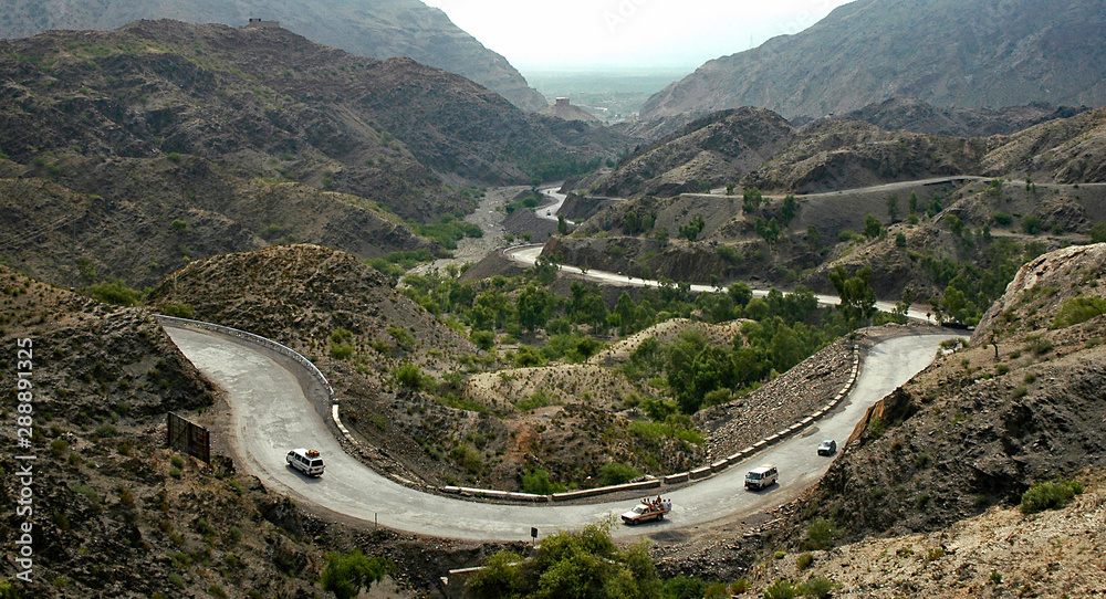 Foto Stock The Khyber Pass in northern Pakistan. Vehicles are climbing the Khyber Pass on the