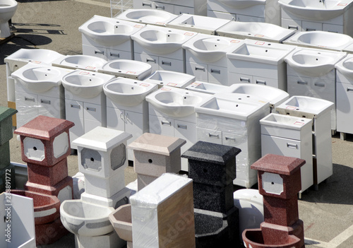 Foto Sanitary ware shop at open market selling toilet sinks and furniture