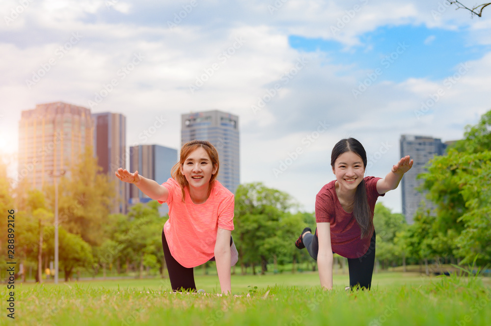 Obraz premium young asian women doing gesture of exercise yoga training in city public park