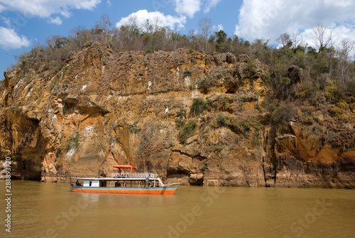 Fleuve Tsiribihina, Madagascar photo