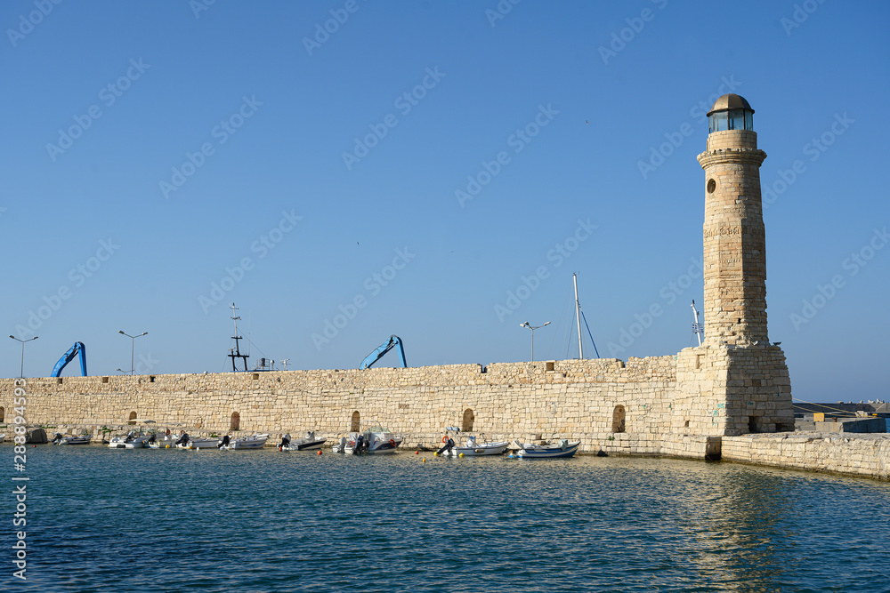 Venezianischer Hafen mit Leuchtturm in Rethymnon, Kreta, Griechenland