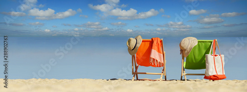 Foto schöner Strand mit bunten Liegestühlen