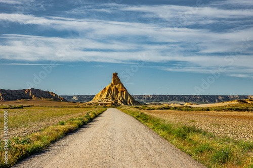 Strasse durch die Halbwüste Bardenas Reales in Spanien
