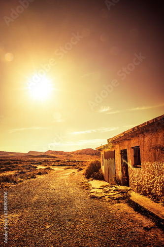 Altes Steinhaus in der Halbwüste Bardenas Reales in Spanien