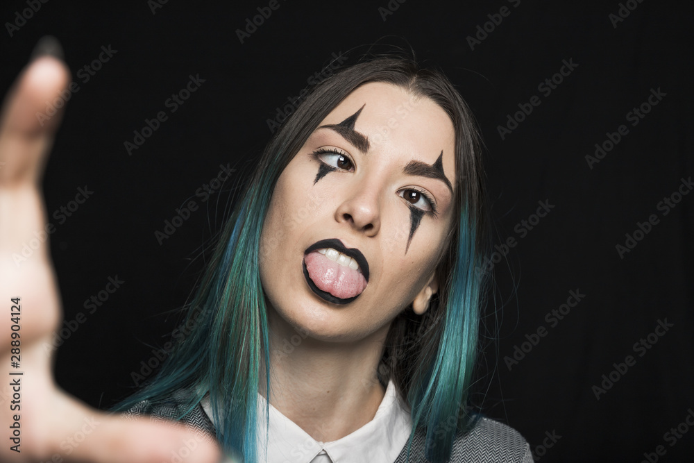 © Freepik - Young girl grimacing