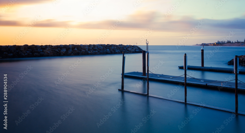 Naklejka premium Sunset over water