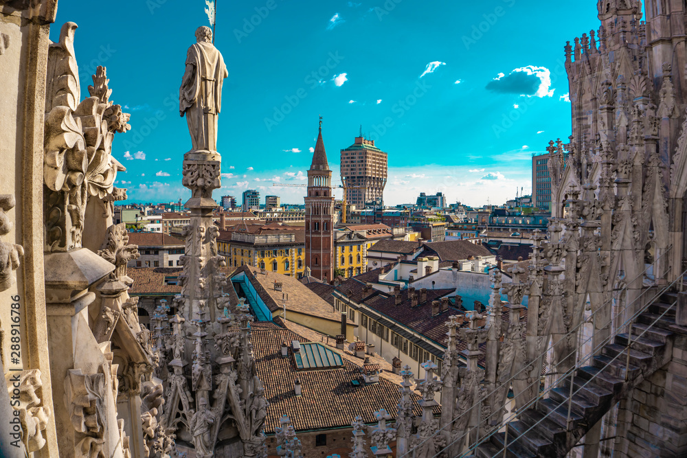 Obraz premium Panoramiczny widok na panoramę miasta z tarasów katedry w Mediolanie