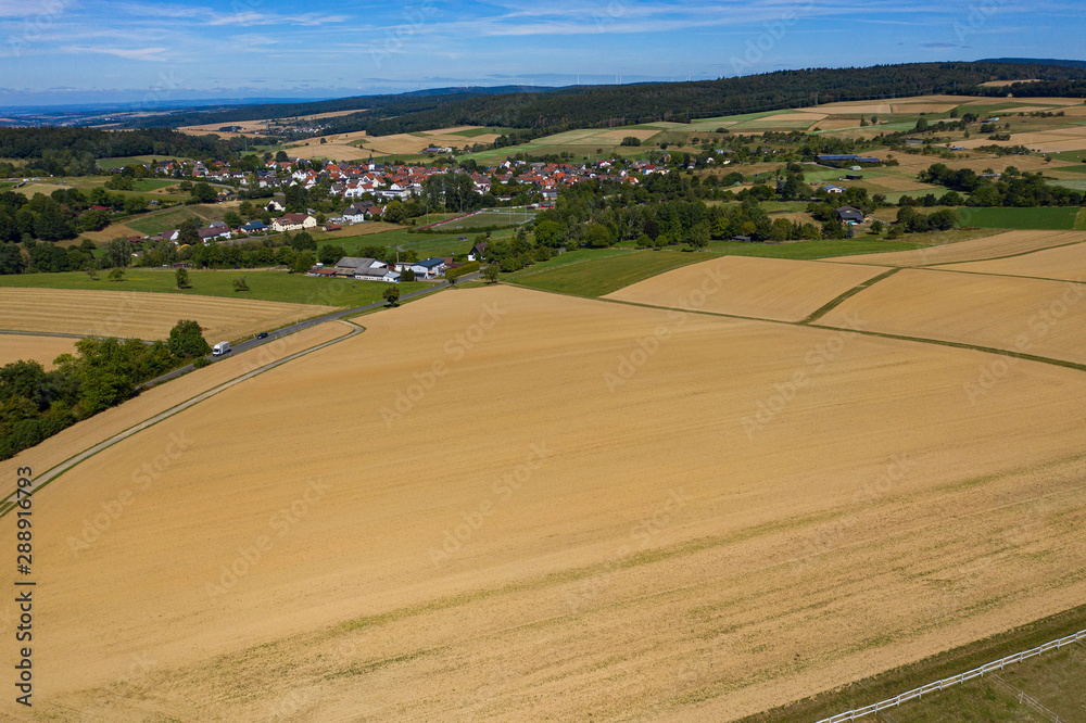 Blick auf Felder und Wiesen im Taunus/Deutschland