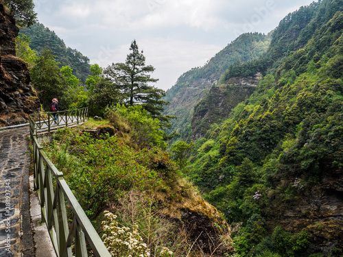 Canvas Print Pathway alongside Cangshan mountain near the city of Dali in Yunnan province (China)