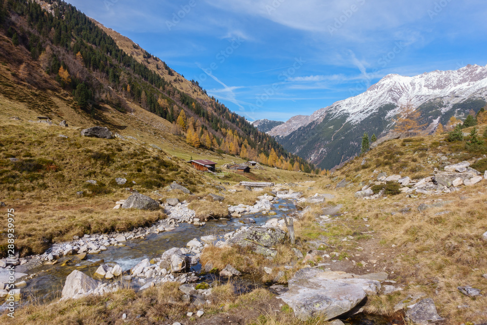 Herbstlandschaft in den Alpen 