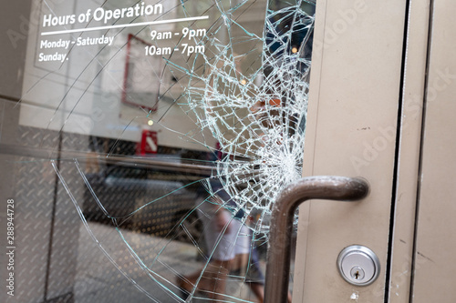 Εκτύπωση καμβά Broken glass door window