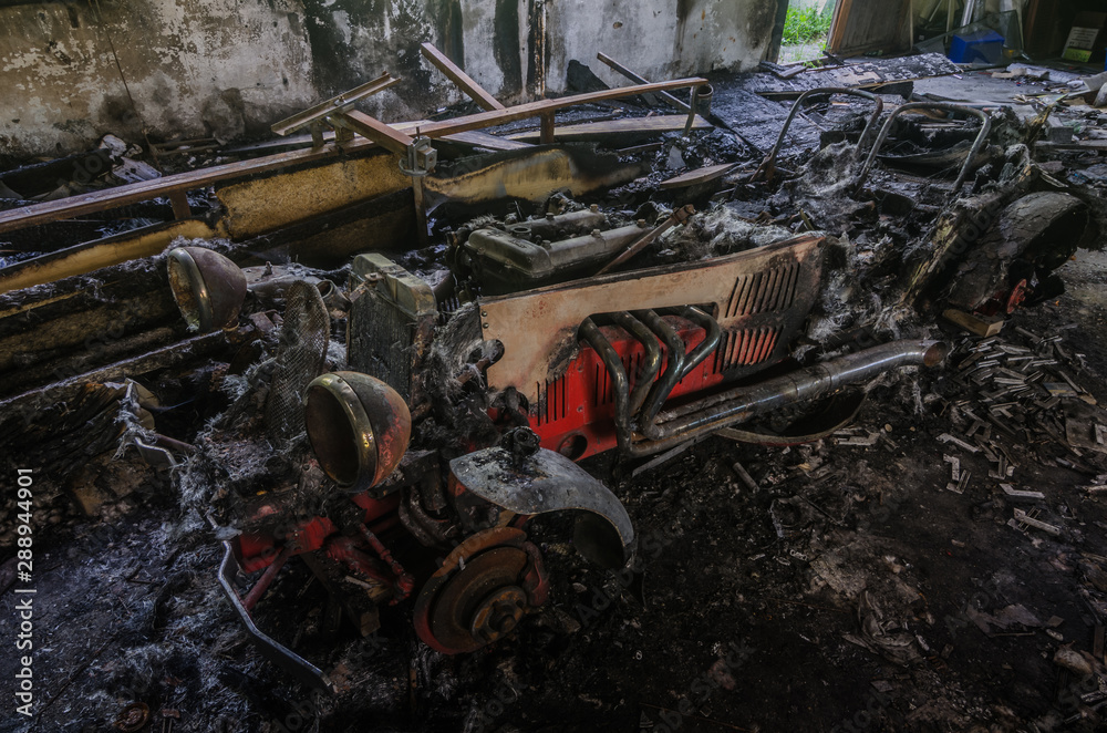 Obraz premium roter ausgebrannter oldtimer von oben