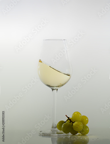 wine red white wave bar drink splash alcohol winwglass